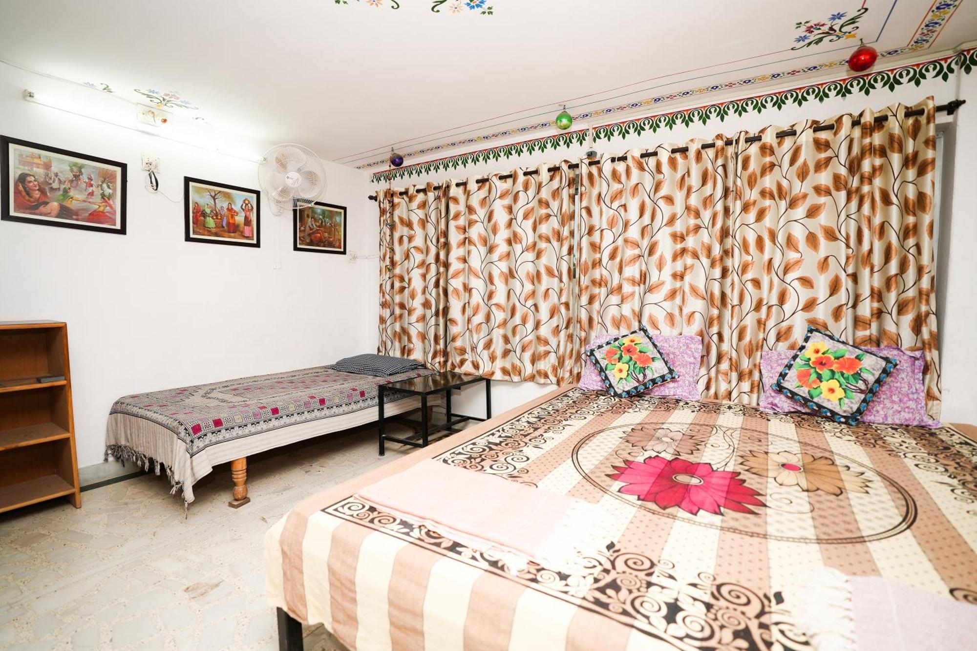 Nukkad Guest House Near City Palace Udaipur Exterior foto