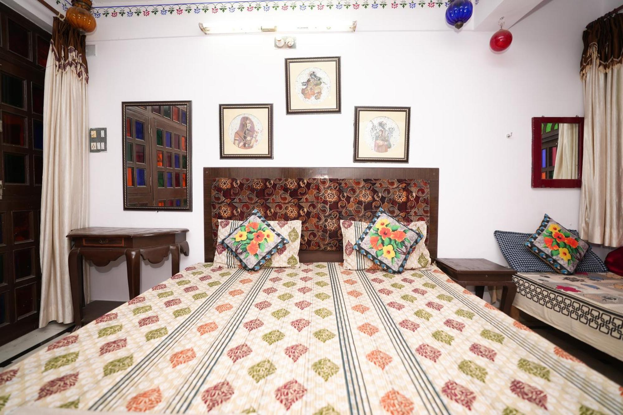Nukkad Guest House Near City Palace Udaipur Exterior foto